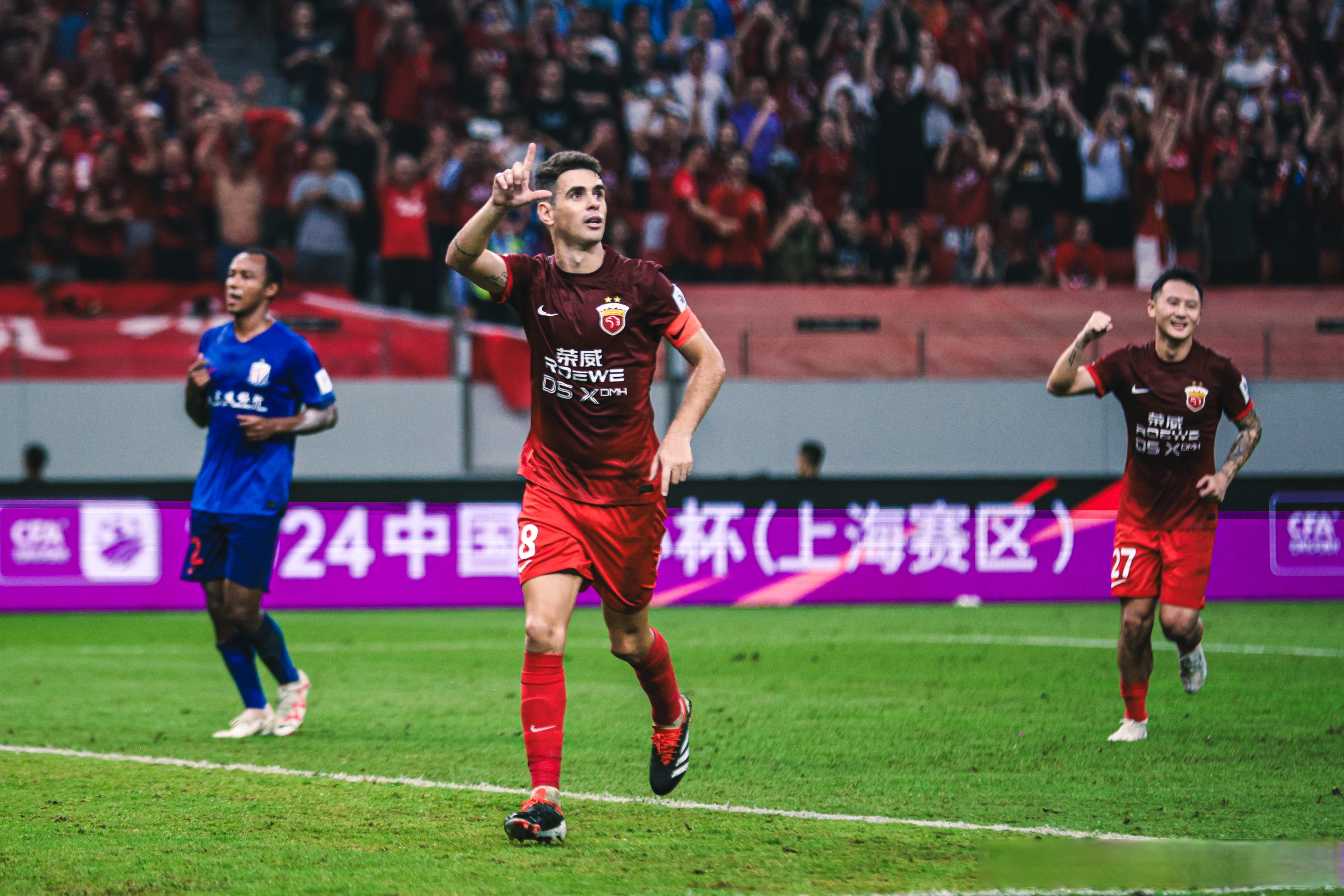 九游电脑版安装包-法国杯比赛中惊人的勺子点球引发门将愤怒